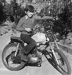 1974 11 20 kim 061c  Joaquim Suñol (Derbi 49cc) - 1974 En el jardin de la Casa Rosa   La Garriga del Valles (Barcelona) : derbi, joaquim suñol, la garriga, 1974